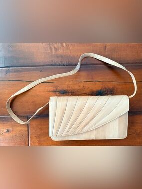 Vintage Women's Eel Skin Crossbody Bag in Light Beige